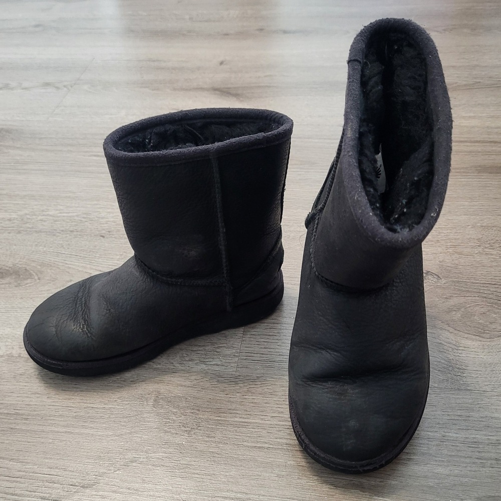 UGG Kids Classic Leather Boots Black Sheepskin Lined Cozy Casual Size 12